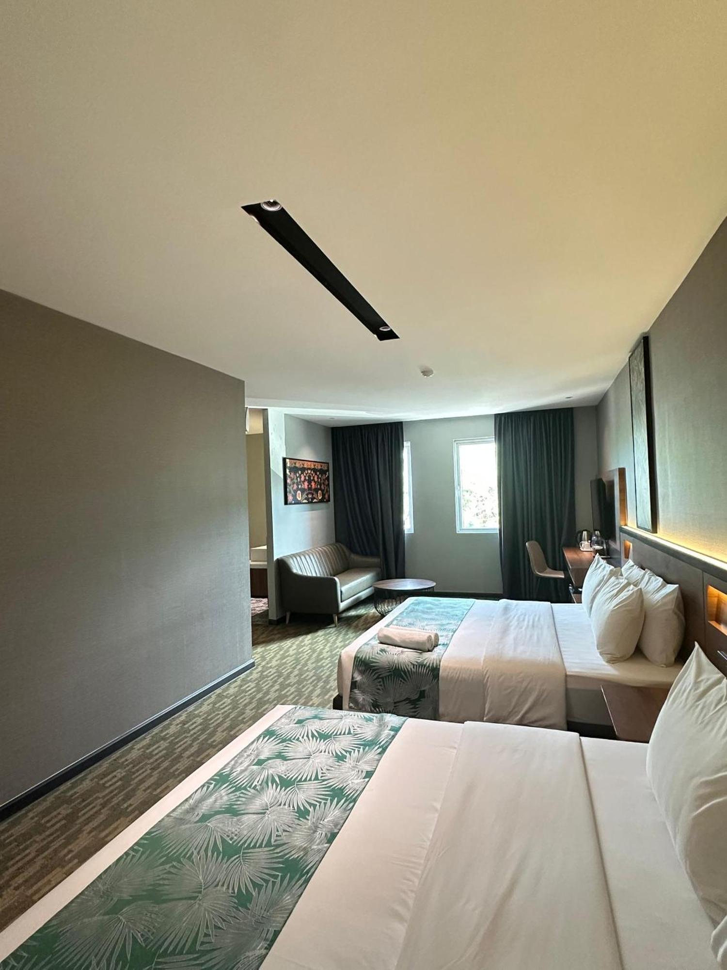 Nb Hotel Johor Bahru Buitenkant foto
